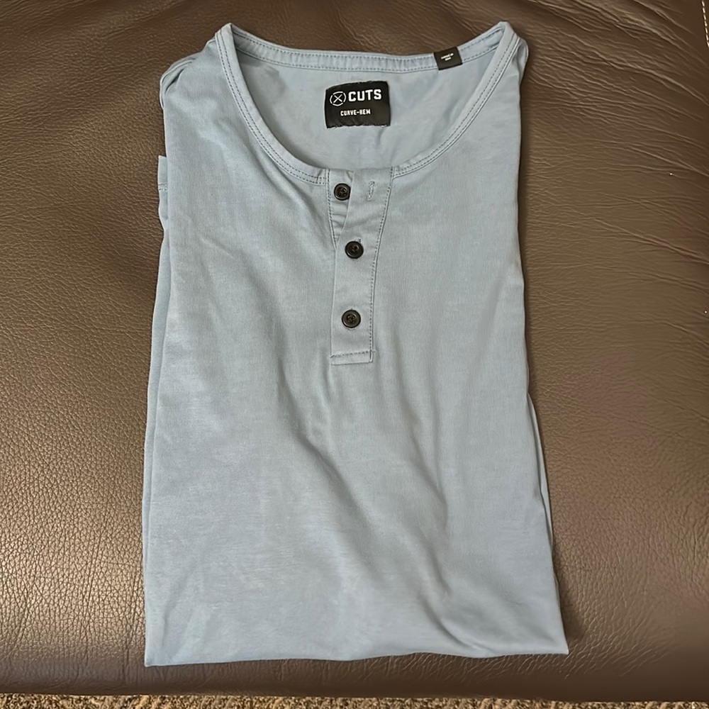 Cuts Curve Hem light blue Henley short sleeve